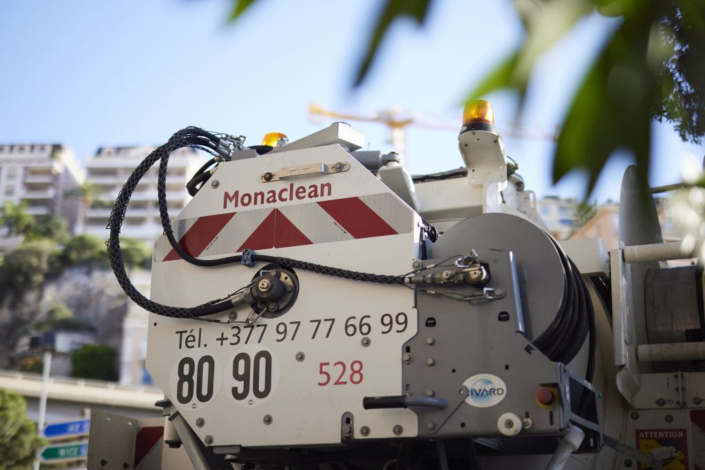 Camion de pompage de fosses de relevage et filtres à sable Monaclean dans la Principauté de Monaco.