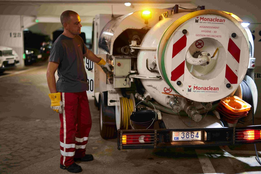 Camion d’assainissement de Monaclean dans un parking dans la Principauté de Monaco Monaclean-camion-assainissement-3D-hygiene